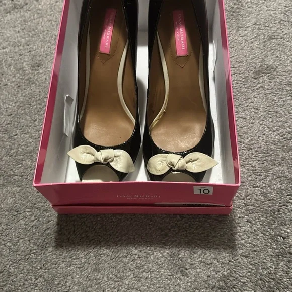 Isaac Mizrahi Black and Cream Heels with Elegant Bows - Picture 6 of 6
